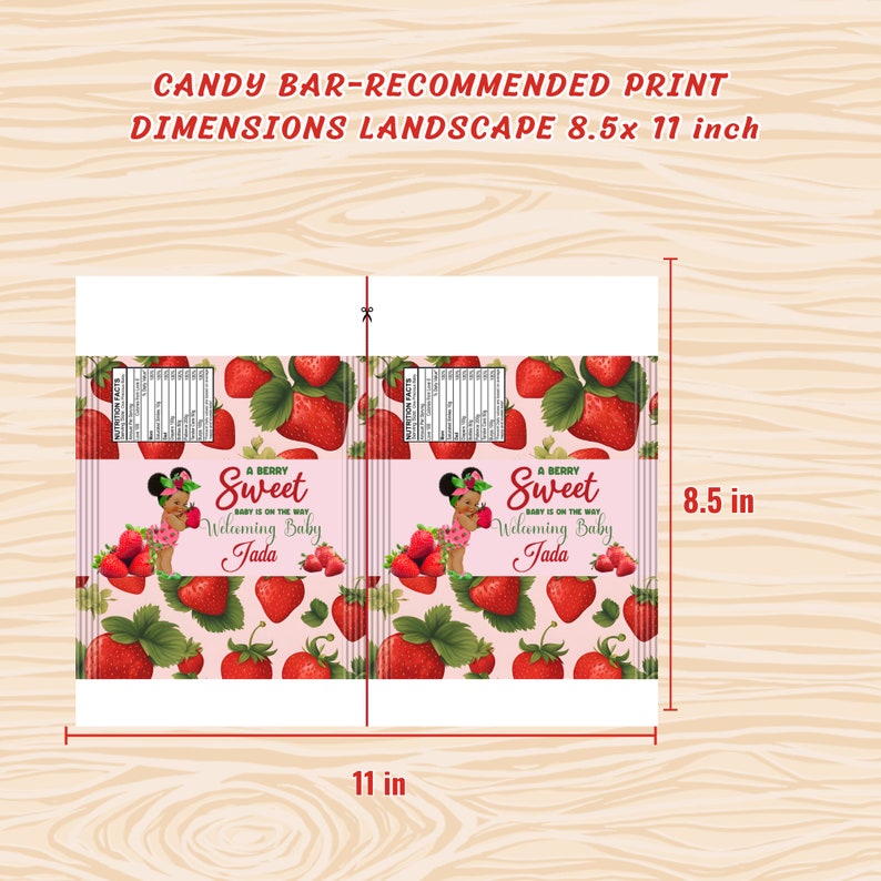 Puede incluir: Dos envoltorios de barra de caramelo imprimibles con fondo rosa y un patr&oacute;n de fresas. Los envoltorios presentan a una ni&ntilde;a negra con un lazo en el pelo y el texto "A Berry Sweet Baby is on the way, Welcoming Baby Jada".