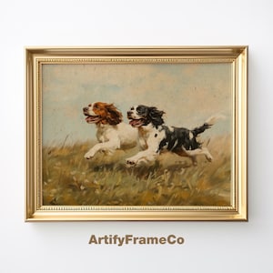 Może przedstawiać: Olejny obraz w ramie przedstawiający dwa psy biegnące przez pole trawy. Psy są białe z brązowymi i czarnymi znaczeniami. Obraz jest osadzony na tle niebieskiego nieba z białymi chmurami.