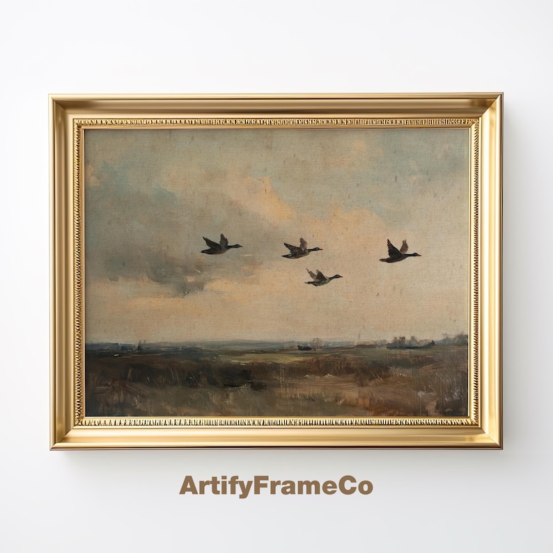 K&ouml;nnte beinhalten: Ein gerahmtes Gem&auml;lde, das eine Landschaft mit f&uuml;nf Enten zeigt, die in Formation &uuml;ber einen bew&ouml;lkten Himmel fliegen. Das Gem&auml;lde ist in einem goldenen Rahmen.