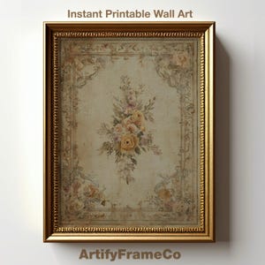 Può includere: Stampa incorniciata con design floreale, rose gialle e rosa su sfondo crema. La cornice dorata circonda l'opera, ornata da dettagli decorativi agli angoli. Il testo "Instant Printable Wall Art" è visibile nella parte superiore.
