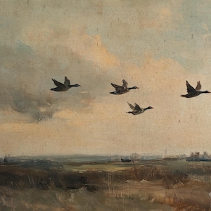 K&ouml;nnte beinhalten: Ein Gem&auml;lde mit vier Enten, die in Formation vor einem bew&ouml;lkten Himmel fliegen. Die Enten sind dunkelbraun und schwarz, der Himmel ist hellblau mit wei&szlig;en Wolken. Der Boden ist in ged&auml;mpftem Braun und Gr&uuml;n gehalten.
