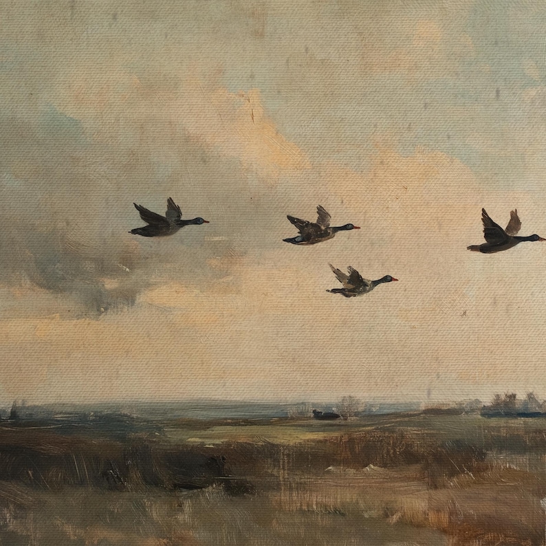 K&ouml;nnte beinhalten: Ein Gem&auml;lde mit vier Enten, die in Formation vor einem bew&ouml;lkten Himmel fliegen. Die Enten sind dunkelbraun und schwarz, der Himmel ist hellblau mit wei&szlig;en Wolken. Der Boden ist in ged&auml;mpftem Braun und Gr&uuml;n gehalten.