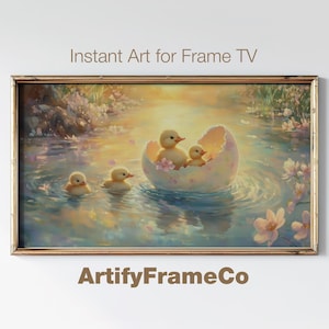 Könnte beinhalten: Ein Gemälde mit vier gelben Entenküken in einem Teich. Drei Entenküken schwimmen, und eines befindet sich in einer zerbrochenen Eierschale. Der Teich ist von grünem Laub und rosa Blüten umgeben.