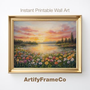 Puede incluir: Una pintura enmarcada que representa una puesta de sol sobre un lago, con un campo de flores silvestres en primer plano. La pintura está en un marco dorado y tiene un ambiente suave y romántico.