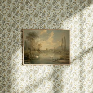 K&ouml;nnte beinhalten: Ein gerahmtes Vintage-Landschaftsgem&auml;lde, das einen See mit Schw&auml;nen und B&auml;umen im Hintergrund zeigt. Das Gem&auml;lde ist vor einem wei&szlig;en Hintergrund mit einem floralen Muster platziert.