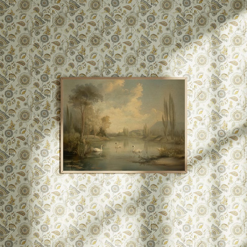 K&ouml;nnte beinhalten: Ein gerahmtes Vintage-Landschaftsgem&auml;lde, das einen See mit Schw&auml;nen und B&auml;umen im Hintergrund zeigt. Das Gem&auml;lde ist vor einem wei&szlig;en Hintergrund mit einem floralen Muster platziert.