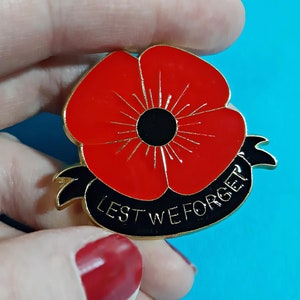 Remembrance Day - Lest we forget - Poppy Badge Pin Commemorating Fallen World War Soldiers - Free EU Shipping!