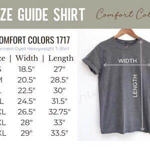 K&ouml;nnte beinhalten: Ein graues Comfort Colors 1717 Heavyweight T-Shirt h&auml;ngt an einem Holzb&uuml;gel. Das Bild enth&auml;lt eine Gr&ouml;&szlig;entabelle mit Ma&szlig;en in cm f&uuml;r Breite und L&auml;nge, von Gr&ouml;&szlig;e S bis 4XL.