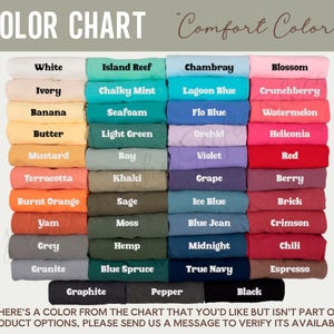 K&ouml;nnte beinhalten: Eine Farbkarte zeigt eine Vielzahl von Stofffarben, darunter Wei&szlig;, Elfenbein und Schwarz. Die Karte enth&auml;lt den Text "Comfort Color" und eine Nachricht zur &Uuml;berpr&uuml;fung der Farbverf&uuml;gbarkeit. Die Farben sind in Reihen und Spalten angeordnet.