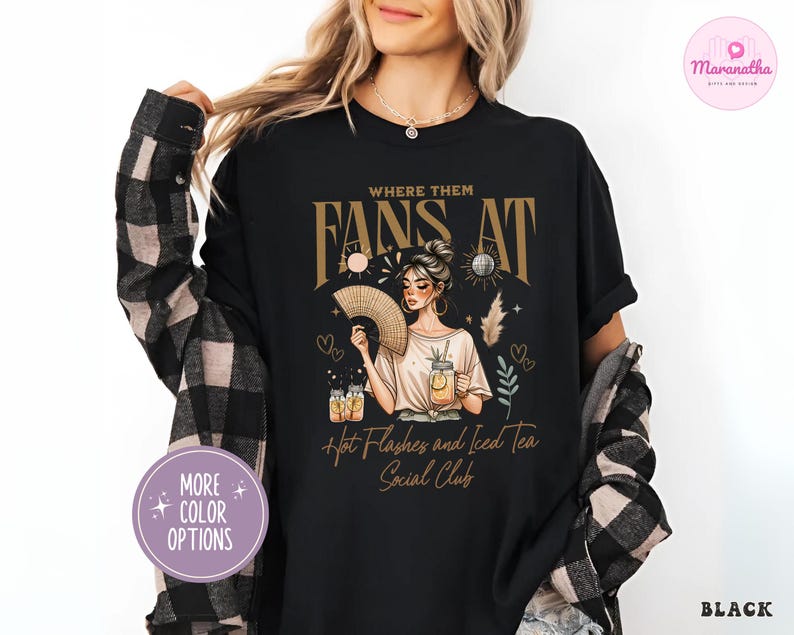 Puede incluir: Camiseta negra con un gr&aacute;fico de una mujer sosteniendo un abanico y un vaso de t&eacute; helado. El texto "Where Them Fans At" est&aacute; por encima del gr&aacute;fico y "Hot Flashes and Iced Tea Social Club" est&aacute; por debajo del gr&aacute;fico.