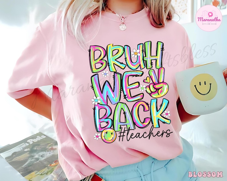 K&ouml;nnte beinhalten: Hellrosa T-Shirt mit dem Text "BRUH WE BACK #teachers" in einem farbenfrohen, im Batik-Stil gehaltenen Schriftzug. Das Design beinhaltet G&auml;nsebl&uuml;mchen und ein Smiley. Das Shirt hat eine l&auml;ssige, &uuml;bergro&szlig;e Passform.