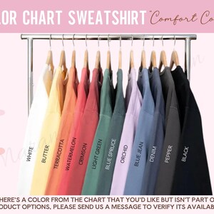 Puede incluir: Carta de colores para sudaderas que muestra 11 colores diferentes: blanco, mantequilla, terracota, sand&iacute;a, carmes&iacute;, verde claro, abeto azul, orqu&iacute;dea, mezclilla azul, mezclilla, pimienta y negro.