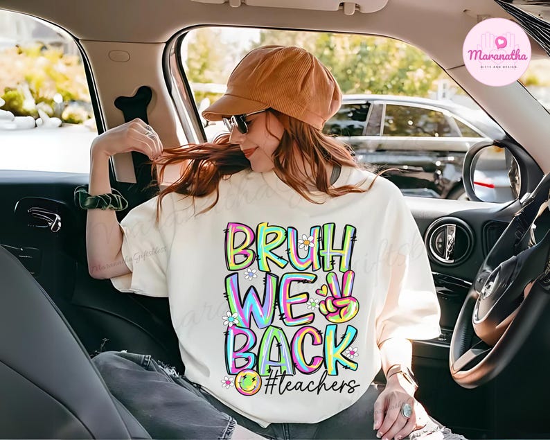 K&ouml;nnte beinhalten: Cremefarbenes Sweatshirt mit dem Schriftzug "BRUH WE BACK" in bunten Buchstaben. Das Design beinhaltet ein Peace-Zeichen, Blumen und ein Smiley. Der Hashtag "#teachers" ist ebenfalls enthalten.