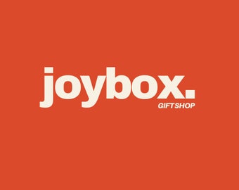 以下が含まれることがあります： 赤い背景に白い文字で「joybox. GIFTSHOP」と書いてあります