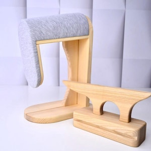 Può includere: Un cartello in legno rustico con la scritta "Welcome to our home" in stile scritto a mano. Il cartello presenta una finitura invecchiata e un design semplice e accogliente, perfetto per un portico o un ingresso.