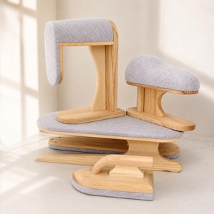 Puede incluir: Un conjunto de herramientas de sastrería de madera para planchar, que incluye una tabla para mangas, una almohadilla curva, una tabla de planchar plana y un bloque de madera. Cada pieza es de madera clara con acolchado de tela gris jaspeado.