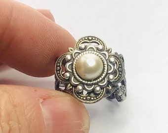 oO THE BRIDE Oo white pearl cabochon ring