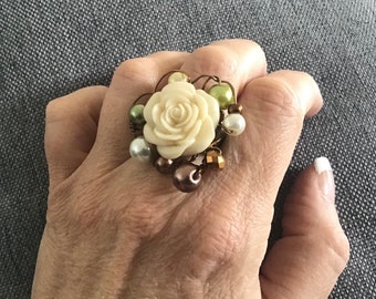 osO ESME Oso creamy rose and glass pearls ring