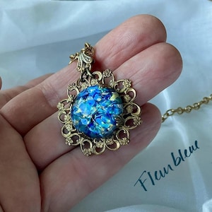 ELISE Victorian filigree round brass blue glass 18mm Opal pendant necklace