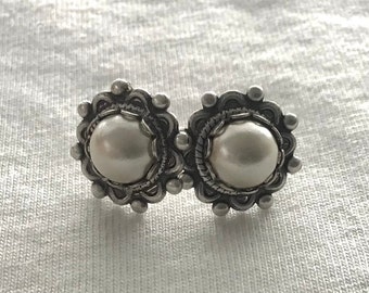 oO THE BRIDE Oo white glass pearl cabochon earrings