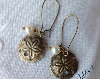 SAND DOLLAR earring made of genuine pearls and brass sand dollards