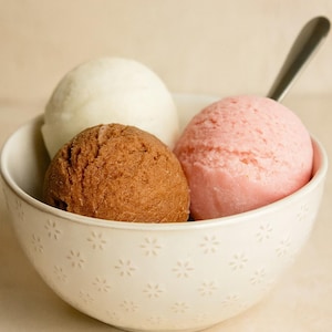 Ice Cream Scented Soy Wax Melts: Dessert-Inspired, Vanilla Strawberry Chocolate