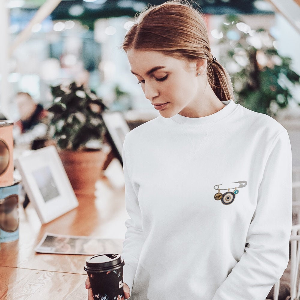 Karma boze oog veiligheidsspeld geborduurd sweatshirt, veiligheidsspeld charmes, boze oog kleding, Arabische traditie, Arabische charmes, borduurwerk, moderne eid