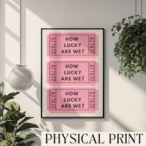 How Lucky Are We Art Trendy Ticket Stub Print Coquette Raumdekor Wohnung ästhetik College Zimmer Poster Land Songtext Kunst Küsten Cowgirl