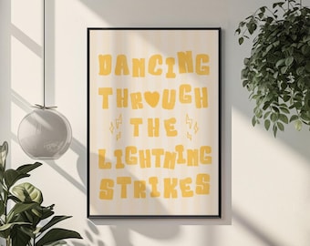 Póster retro amarillo con cita "Bailando entre relámpagos" - Lámina decorativa para pared.