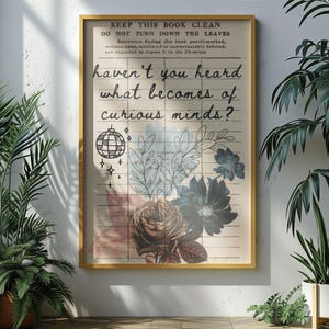 Pode incluir: Uma impress&atilde;o de estilo vintage com uma cita&ccedil;&atilde;o sobre mentes curiosas. A cita&ccedil;&atilde;o diz "haven't you heard what becomes of curious minds?" A impress&atilde;o apresenta uma bola de discoteca, flores e um padr&atilde;o de grade.