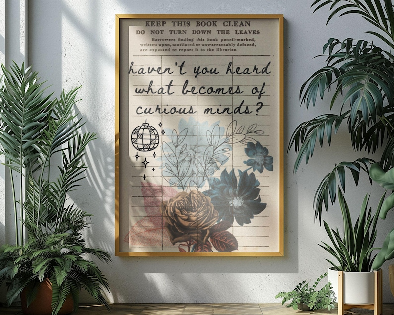 Pode incluir: Uma impress&atilde;o de estilo vintage com uma cita&ccedil;&atilde;o sobre mentes curiosas. A cita&ccedil;&atilde;o diz "haven't you heard what becomes of curious minds?" A impress&atilde;o apresenta uma bola de discoteca, flores e um padr&atilde;o de grade.