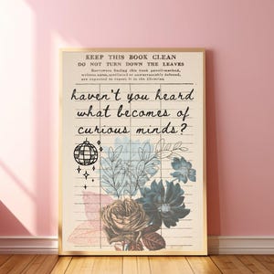 Pode incluir: Uma impress&atilde;o de estilo vintage com um fundo castanho claro e um padr&atilde;o de grade branca. A impress&atilde;o apresenta uma bola de discoteca, flores e o texto "haven't you heard what becomes of curious minds?"
