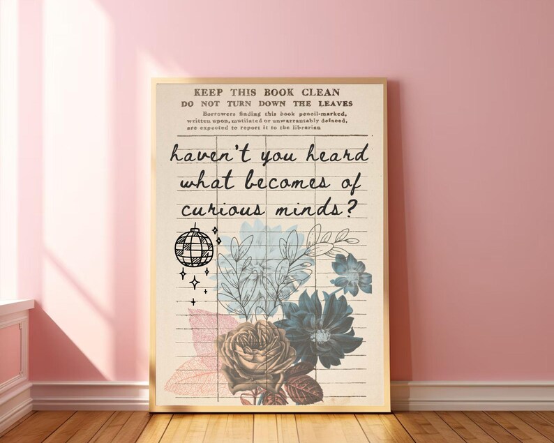 Pode incluir: Uma impress&atilde;o de estilo vintage com um fundo castanho claro e um padr&atilde;o de grade branca. A impress&atilde;o apresenta uma bola de discoteca, flores e o texto "haven't you heard what becomes of curious minds?"