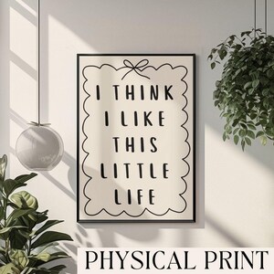Póster con frase "Creo que me gusta esta pequeña vida", impresión de frases modernas, arte de afirmación diaria, póster bonito para dormitorio, apartamento preppy, decoración de habitación coqueta