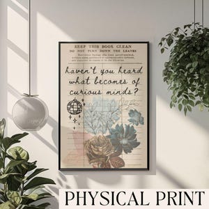 Pode incluir: Uma impress&atilde;o de estilo vintage com um design floral e o texto "haven't you heard what becomes of curious minds?" A impress&atilde;o &eacute; emoldurada em preto e tem um fundo branco.