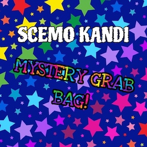 Può includere: Uno sfondo blu con stelle colorate e il testo "SCEMO KANDI MYSTERY GRAB BAG!" in lettere arcobaleno.