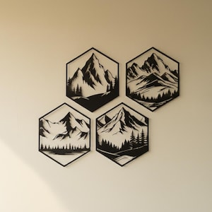 Peut inclure: Quatre pièces d'art mural représentant des paysages de montagnes noires en forme hexagonale. Chaque pièce présente une scène de montagne différente avec des arbres et un lac. L'art est monté sur un mur beige clair.