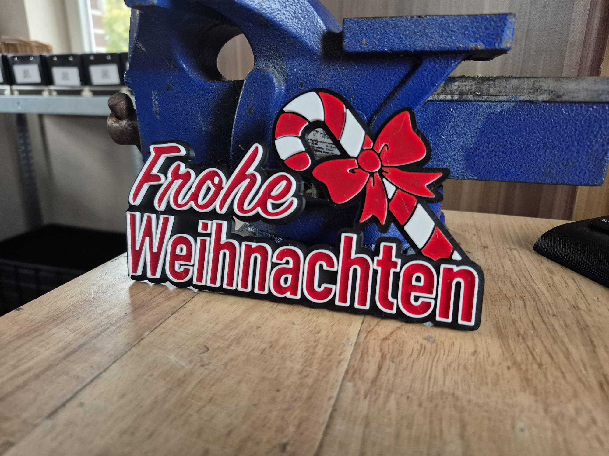 Frohe Weihnachten – 3D-Schriftzug mit Zuckerstange & Schleife