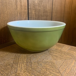 1960’s Pyrex Mixing Bowl - 9 inch
