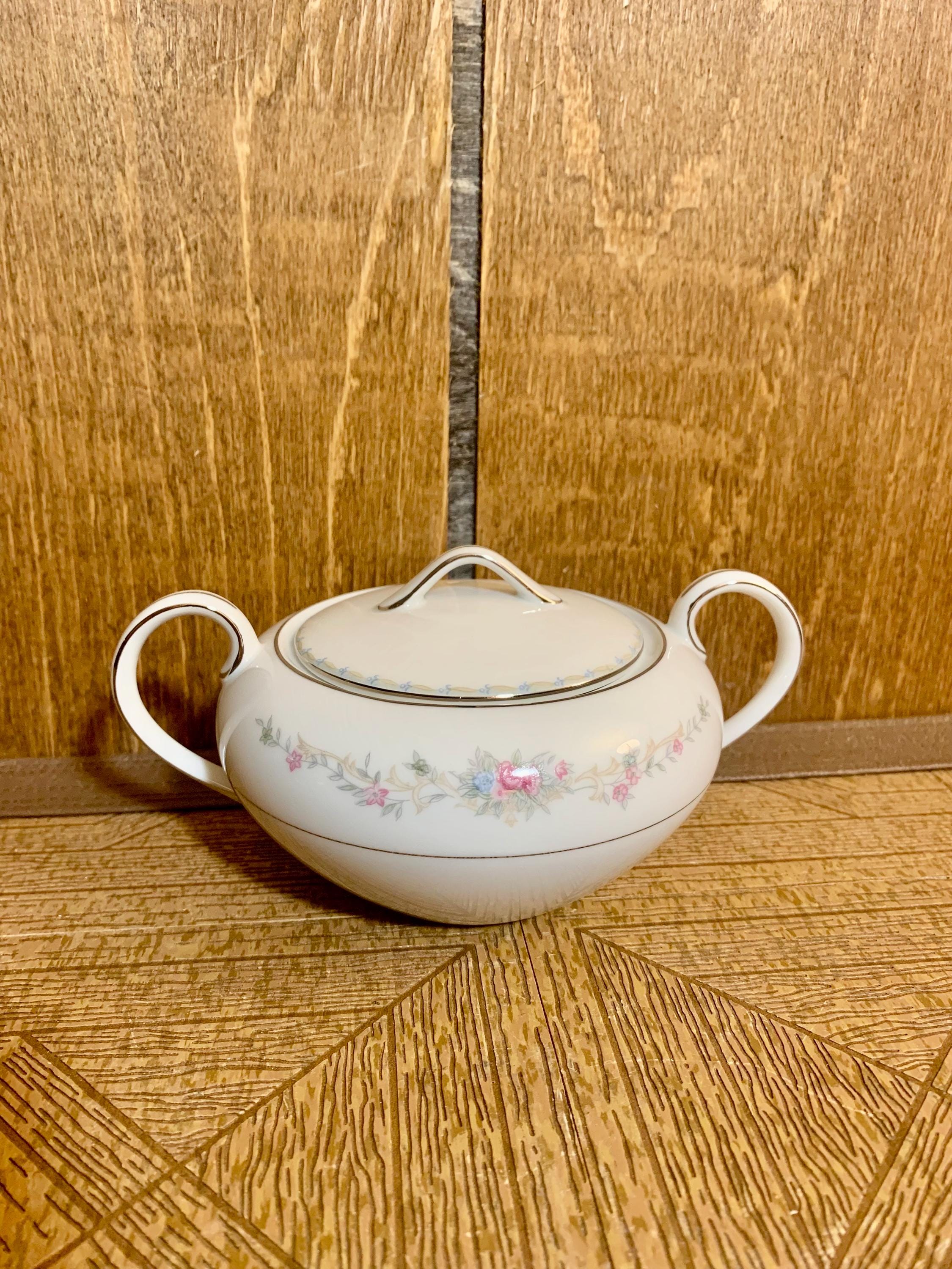 ハンプトン ファイン チャイナのシュガー ボウルと蓋 - バークレー