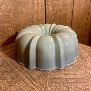 Vintage Green Northland Aluminum Bundt Pan