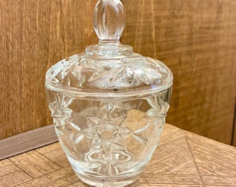 Vintage frühe amerikanische vorgeschnittene Zuckerdose mit Deckel von Anchor Hocking