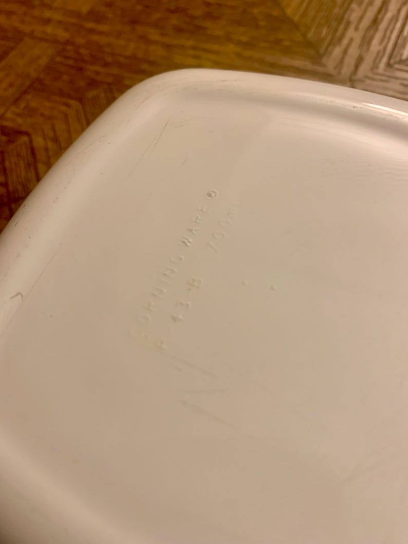 May include: White ceramic bowl with the text "PYREX WARE 4.3 LB 1.95 QT" on the bottom.