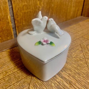 Caja de baratijas en forma de corazón de Shafford Japan
