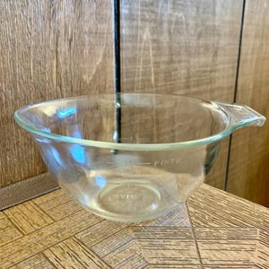 Vintage Pyrex Teardrop Measuring Bowl - 3 Cup