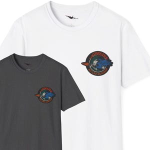 Puede incluir: Dos camisetas, una blanca y otra gris oscuro, con un gráfico de un avión y el texto "Specter AC-130 Gunship".