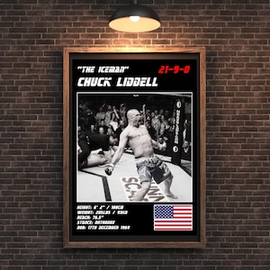 Puede incluir: Un póster en blanco y negro con una foto del luchador de artes marciales mixtas Chuck Liddell en el octógono. El póster tiene el texto "The Iceman" y "Chuck Liddell" en letras blancas. El póster también incluye el récord de Liddell, su altura, peso, alcance, postura y fecha de nacimiento.