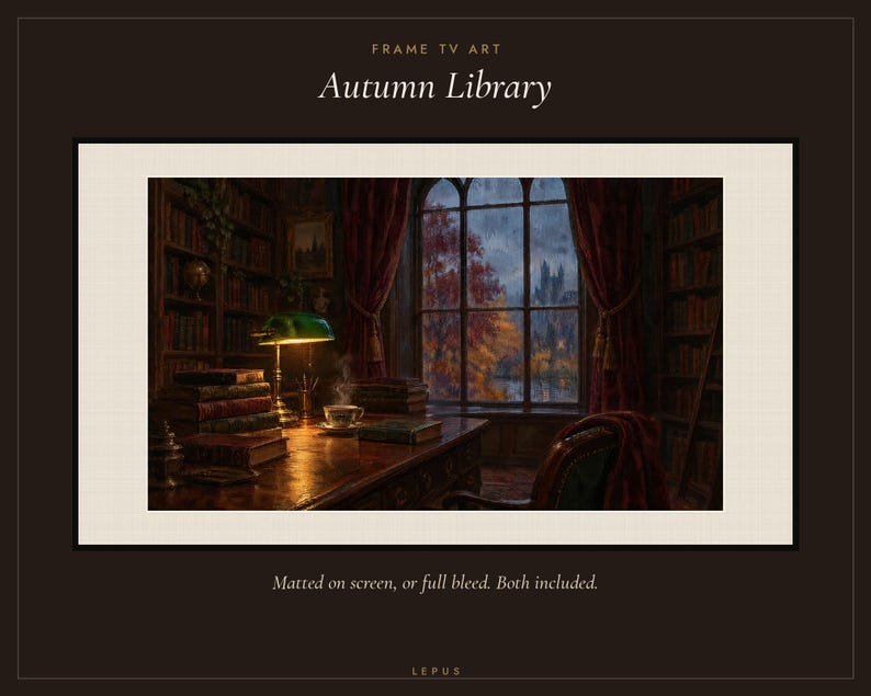 K&ouml;nnte beinhalten: Digitale Kunst f&uuml;r einen Frame TV mit dem Titel Autumn Library. Das Bild zeigt eine Bibliothek aus dunklem Holz mit einem Schreibtisch, einer gr&uuml;nen Bankerlampe, B&uuml;cherstapeln und einer dampfenden Tasse. Ein gro&szlig;es Fenster zeigt eine Herbstlandschaft.