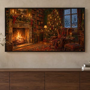 Puede incluir: Una impresi&oacute;n de arte mural rectangular que representa el interior de una acogedora biblioteca con una chimenea de piedra, un &aacute;rbol de Navidad iluminado, un sill&oacute;n de cuero con una manta a cuadros y una ventana con un paisaje nevado, enmarcada en un borde negro fino.