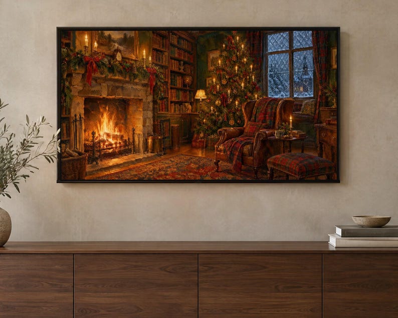 Puede incluir: Una impresi&oacute;n de arte mural rectangular que representa el interior de una acogedora biblioteca con una chimenea de piedra, un &aacute;rbol de Navidad iluminado, un sill&oacute;n de cuero con una manta a cuadros y una ventana con un paisaje nevado, enmarcada en un borde negro fino.